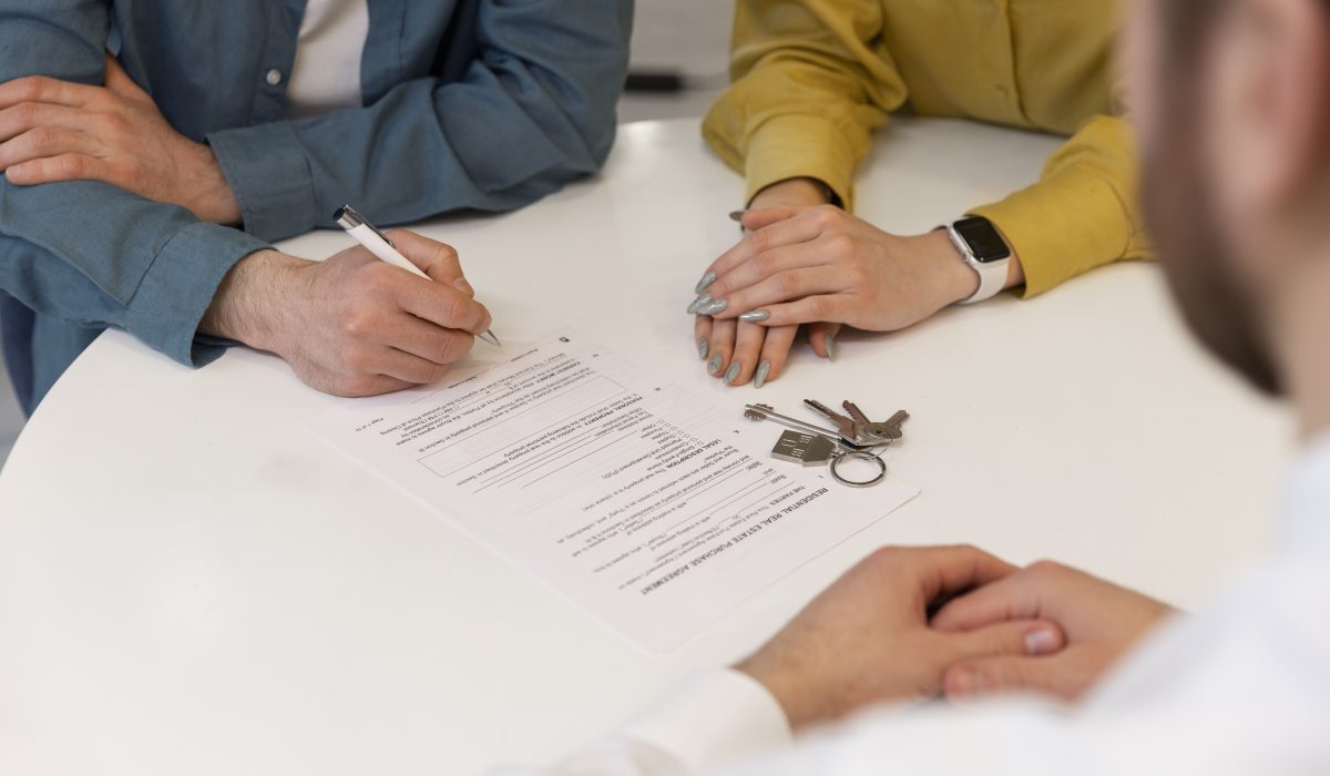 agent-immobilier-masculin-faisant-des-affaires-et-montrant-la-maison-a-un-couple-d-acheteurs-potentiels