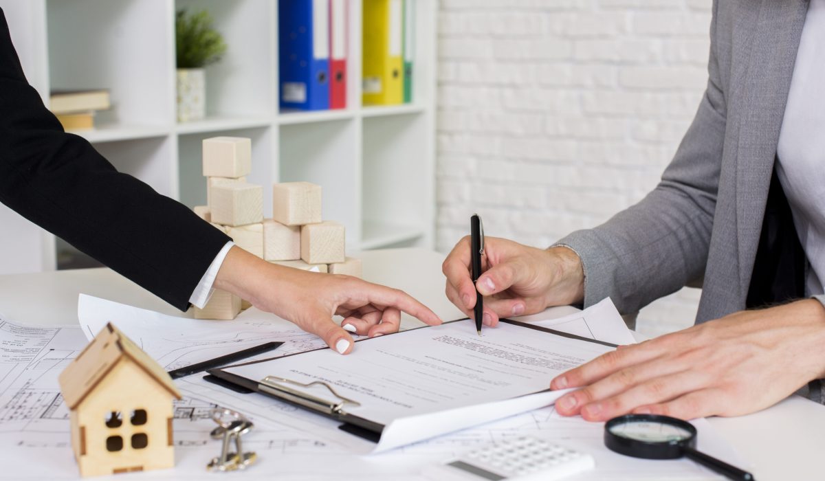 femme-suggerant-des-changements-dans-un-plan