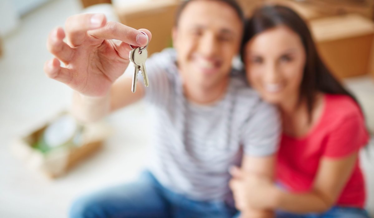 hand-close-up-man-holding-key (1)